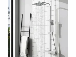 2 columnas de duchas termostáticas con duchas cuadradas y duchas de mano con columnas orientables (negro mate y cromo brillante) < Aica
