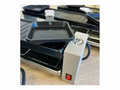 Aparato de raclette para 4 personas 800W, placa antiadherente desmontable, 4 sartenes de madera natural, compacto y ligero < Little Balance Best
