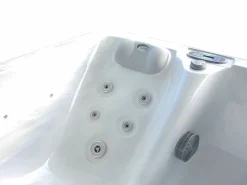 Bañera de hidromasaje de 2 plazas perlado con cubierta, 18 jets, Ancho 210 x Prof. 110 x Alt. 74 cm, motor BALBOA, TAHITI < VOGUE SPA Hot