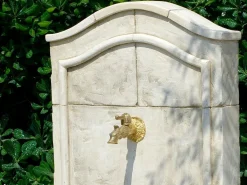 Fuente mural de piedra reconstituida "Florence" con grifo de latón < Habitat et jardin New