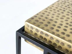 Mesa auxiliar fabricada en acero y patas de hierro dorada < Giner y colomer New